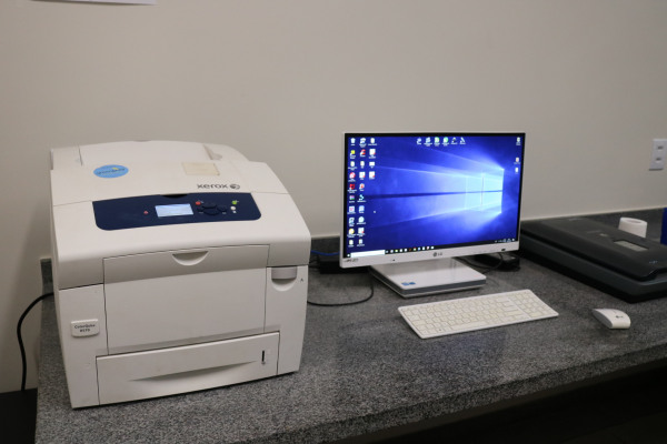 Impressora à cera para produção de dispositivos microfluídicos marca Xerox, modelo Color Qube 8570